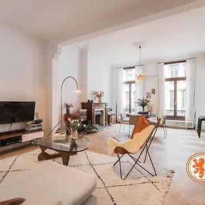 Traditional Chic, High Ceilings' Aircos And Garage Appartement Anvers
